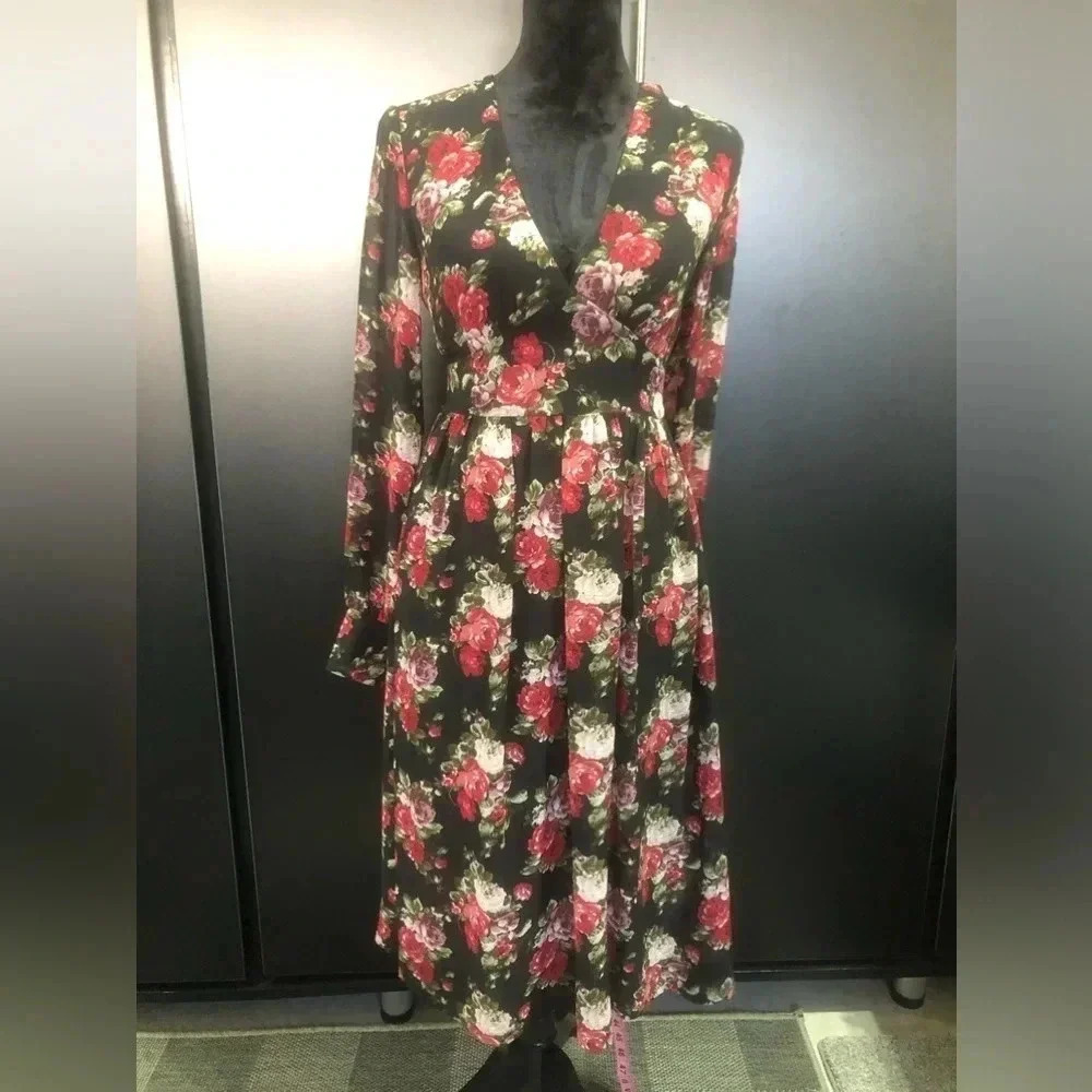 Re-Named Long Sleeve,Floral V-neck, lightweight,sheer, lined upper